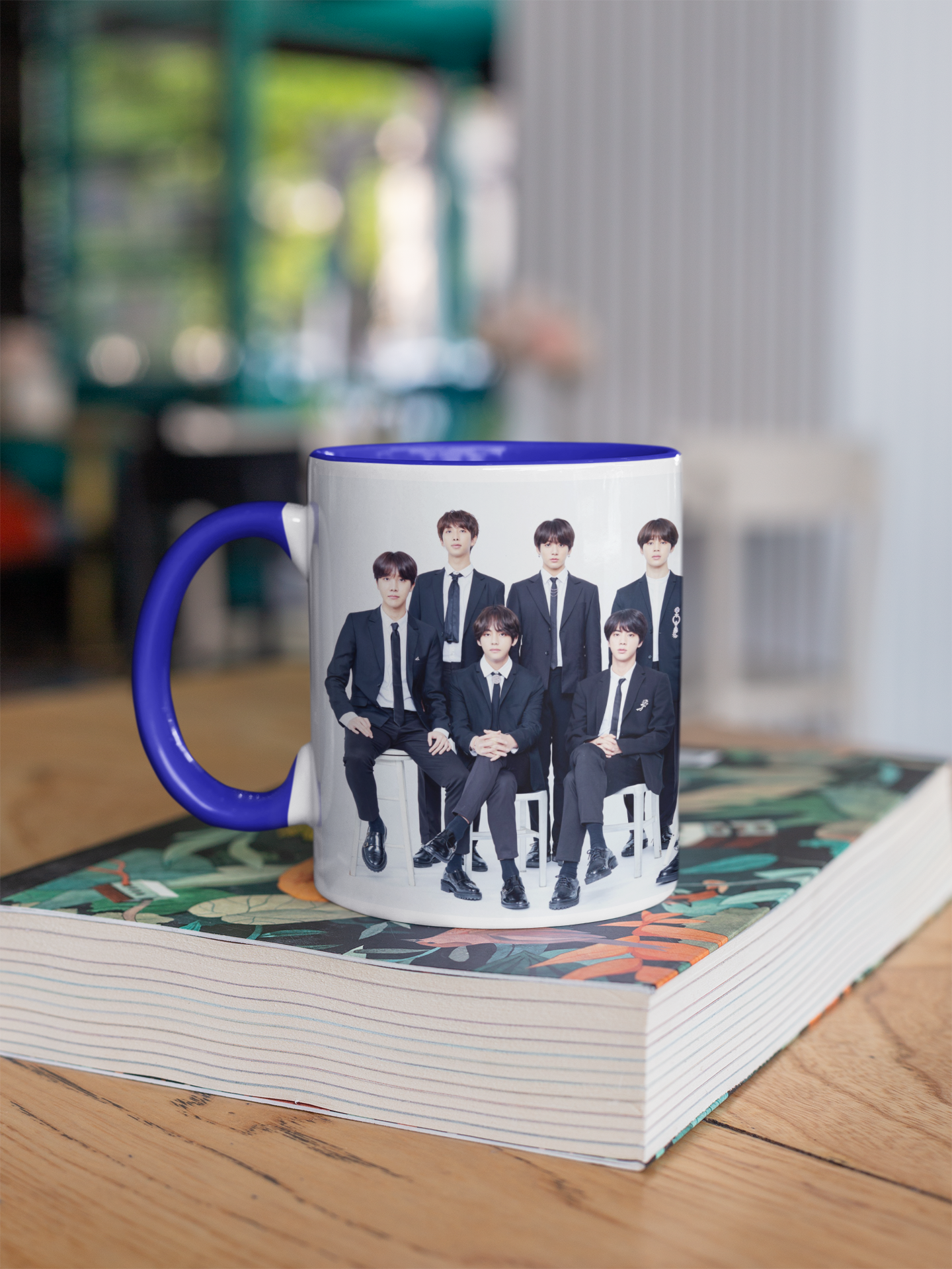 Caneca de K-pop com Interior Colorido